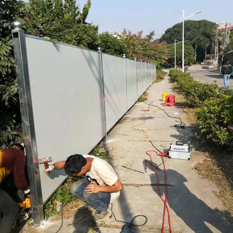 汝陽(yáng)縣廣場(chǎng)東路安裝泡沫夾心圍擋案例