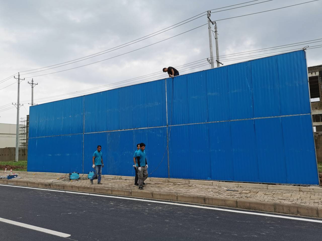 洛陽(yáng)澗西區(qū)淺井南路大型高圍擋制作安裝項(xiàng)目(圖3)