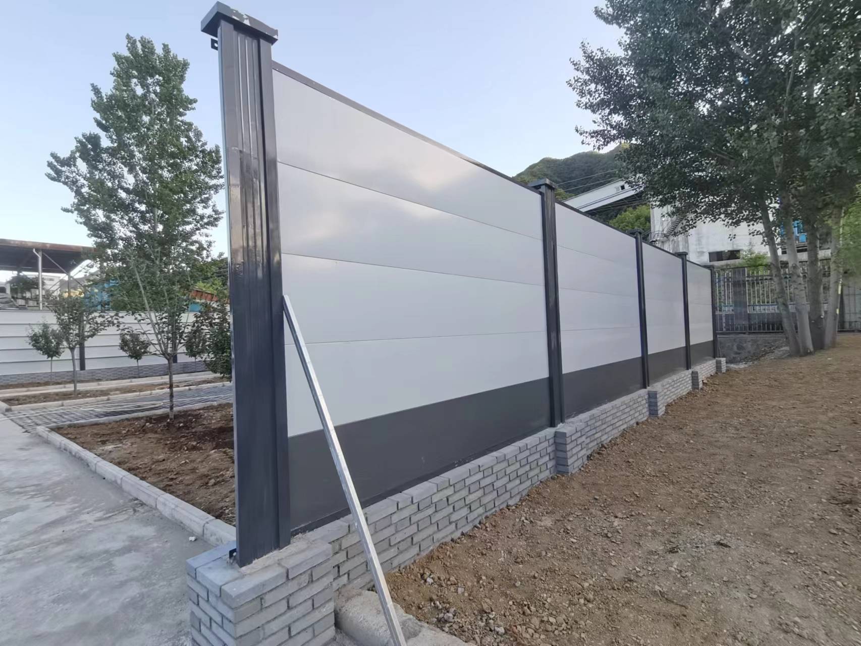 汝陽(yáng)縣府店鎮(zhèn)礦上按裝白色鋼結(jié)構(gòu)圍擋案例(圖2)